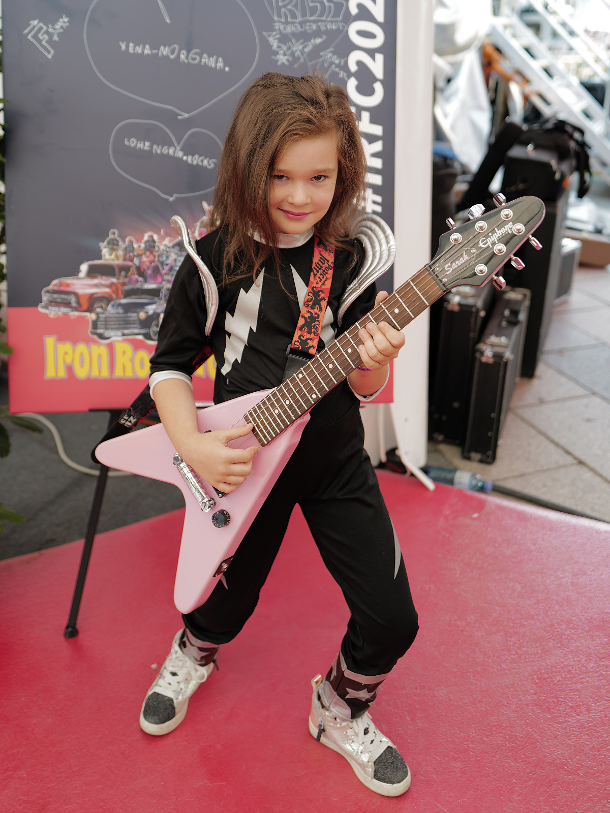 Xena Morgana mit erster Gitarre