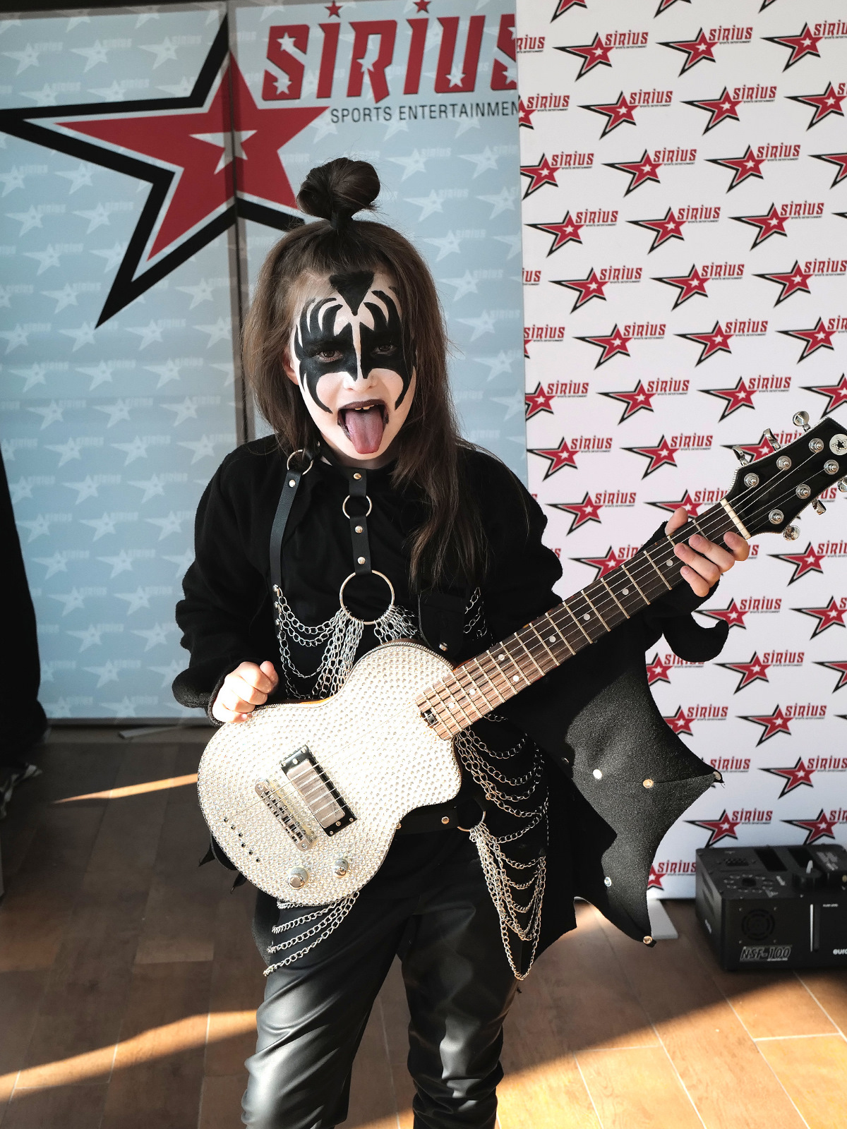 Xena Morgana beim Guitar Summit mit Signature Gitarre
